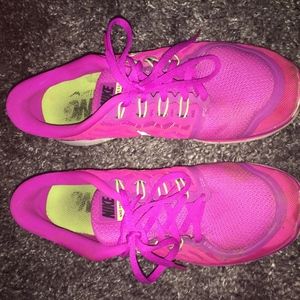 HOT PINK SIZE 10 NIKE SHOES